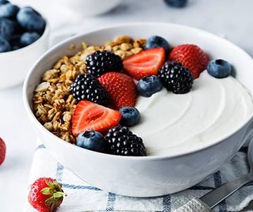 5-Atkins-Friendly-Snacks-for-Busy-Days-Greek-Yogurt-with-Berries